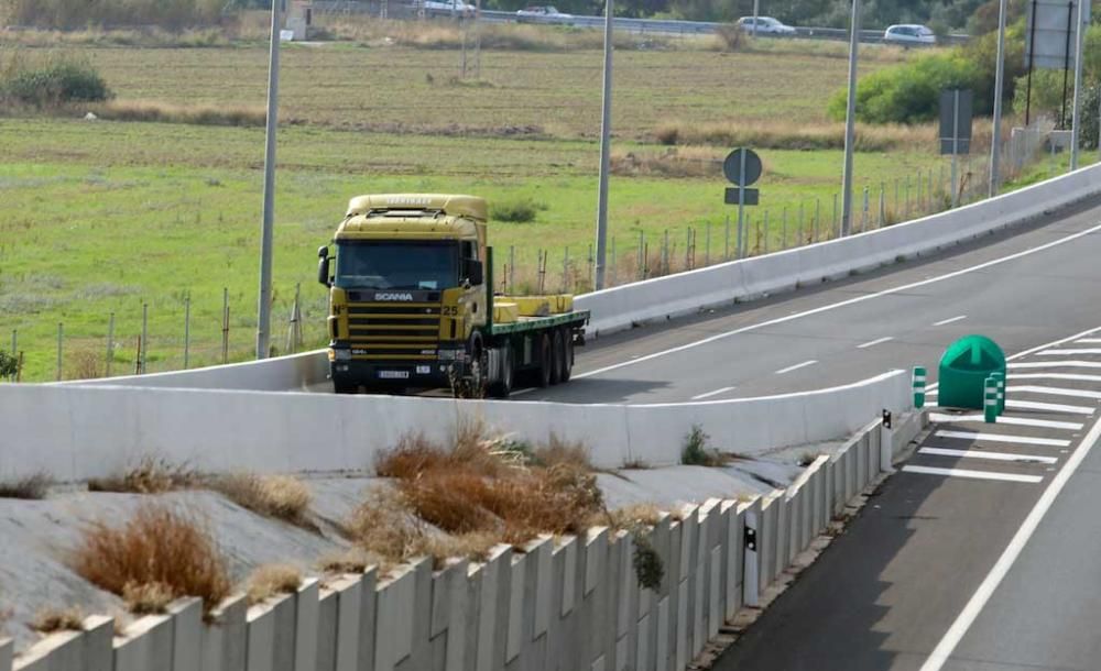 La caída de la viga de un camión causa un socavón y grandes retenciones