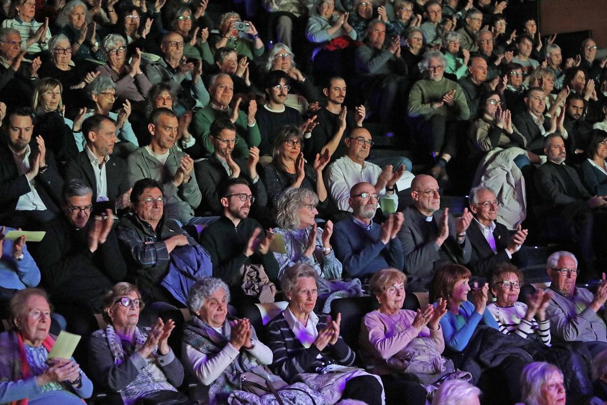 Salt. Teatre. Entrega del Premi Tres de Març a Felix Mussoll (rector de la parroquia de Sant Cugat).