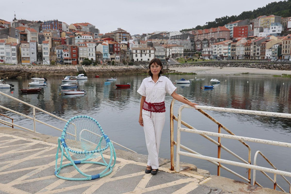 Amalia Puga junto a la "Silla Bolina" en A Guarda.