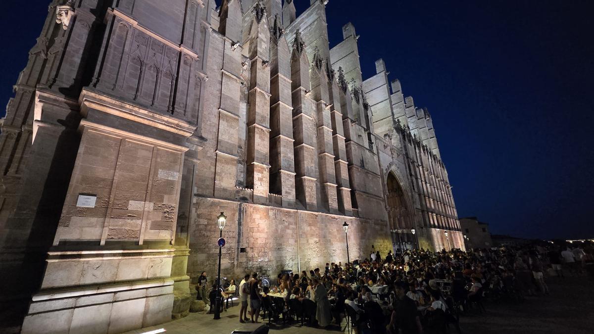 El 'sopar a la llesca' de este miércoles fue en el mirador de la Catedral de La Seu.