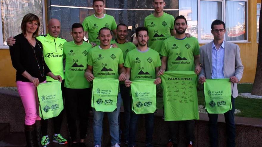 Los jugadores del Palma posan ayer con las camisetas que regalarán a los hinchas junto a Margalida Portells y Joan Miquel Durán.