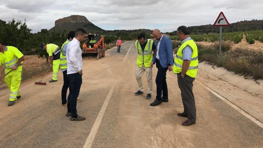 Obras de limpieza de la carretera que une la pedanía jumillana de La Celia con la de Albatana (Albacete).