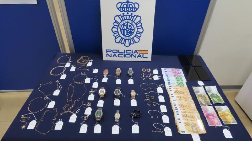 Joyas y relojes incautados por la Policía a los detenidos en Dénia.