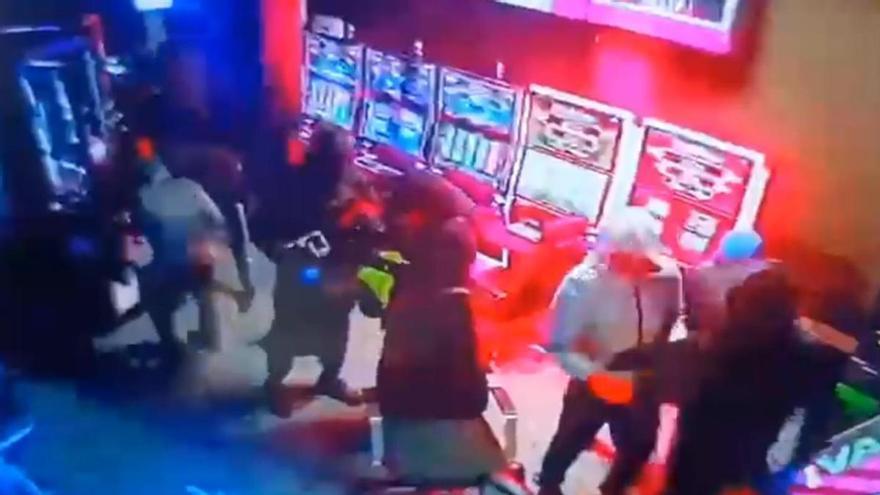 Doce encapuchados atracan y destrozan con mazas un salón de juegos en Canarias: «Fueron a reventar todo»