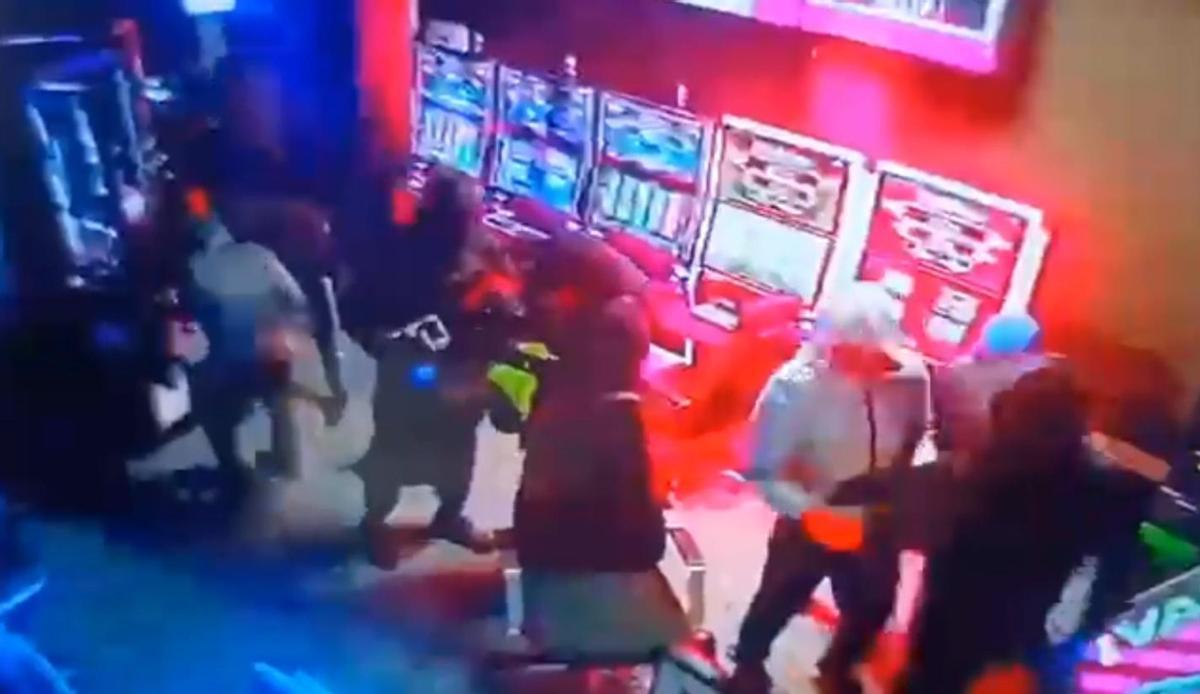 Doce encapuchados atracan una casa de apuestas el Telde.