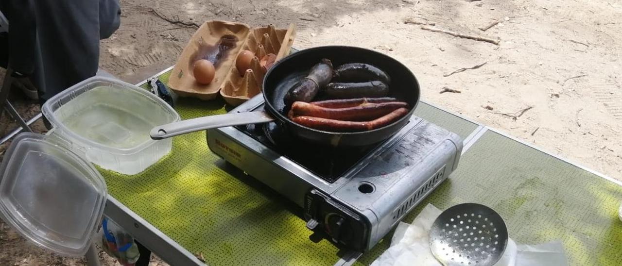 Al pantà de Sant Ponç estaven cuinant amb ous i botifarres