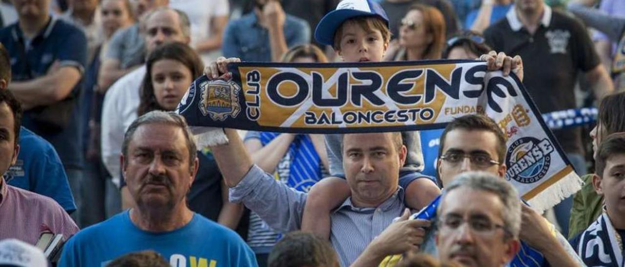 Aficionados del COB en una de las concentraciones de protesta en la Praza Maior. // Brais Lorenzo