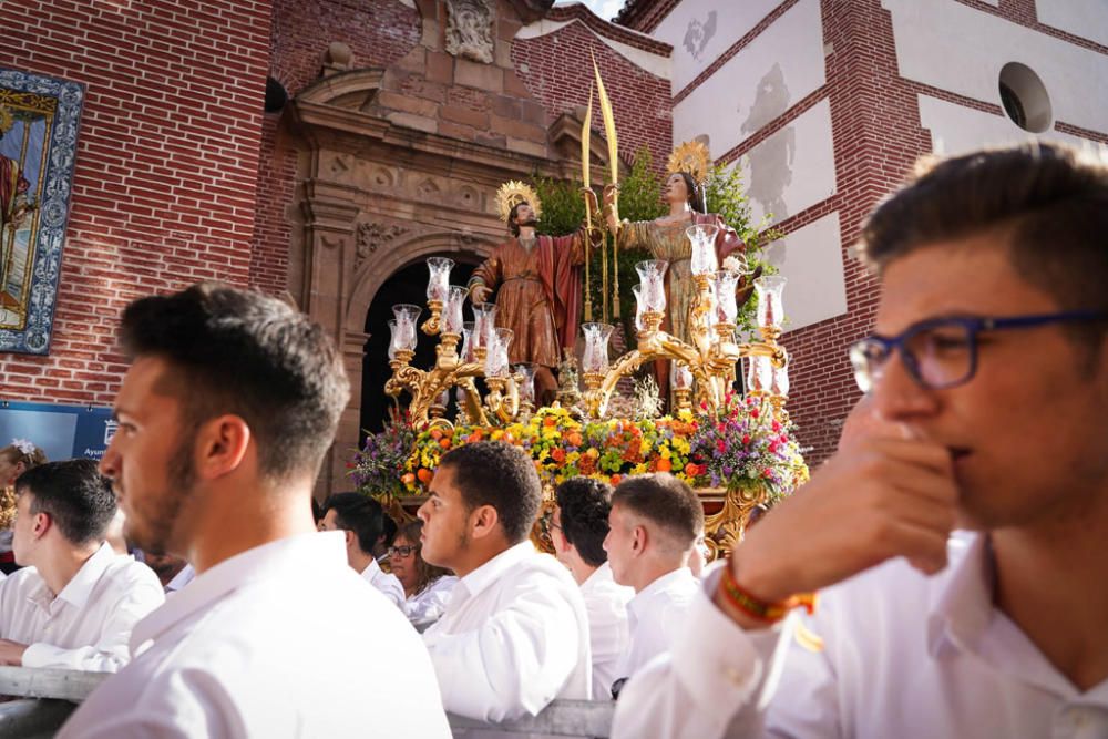 El trono con ambas imágenes ha salido del interior de la iglesia de los Mártires al ritmo de malagueñas y verdiales.