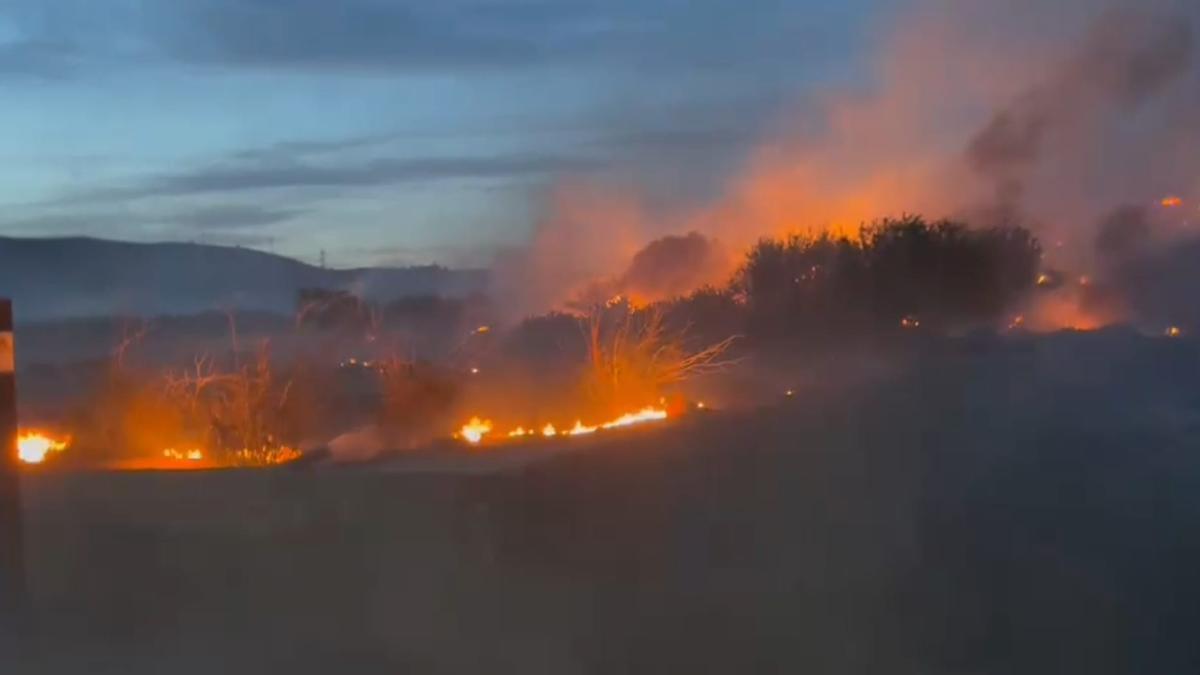 Vídeo: Un incendio en Torreblanca obliga a cortar la N-340