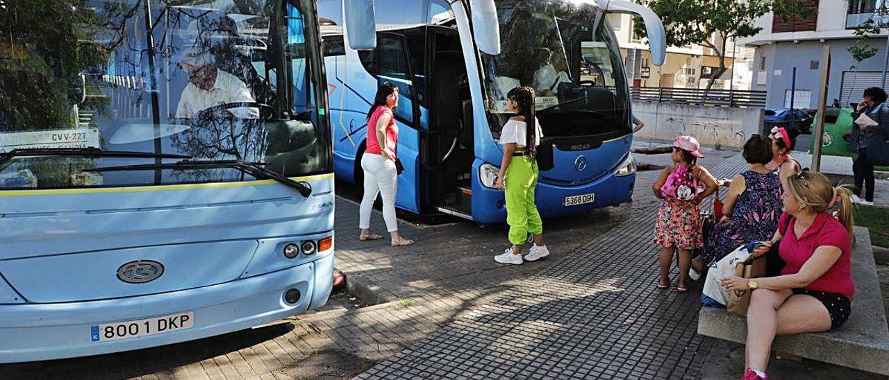 El autobús Gandia-Oliva mejora el servicio tras la presión de los alcaldes