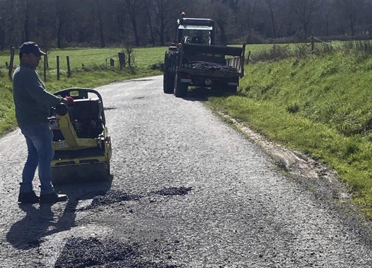 Un operario en una de las pistas de Rodeiro.
