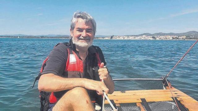 Daniel Romaní durant la travessa amb patí de vela