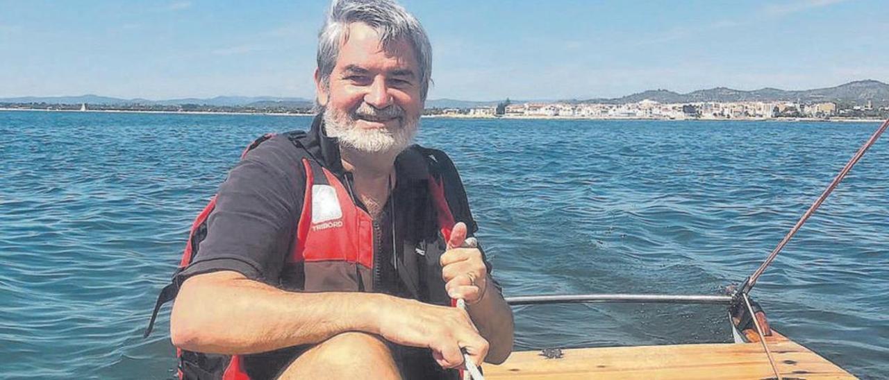 Daniel Romaní durant la travessa amb patí de vela