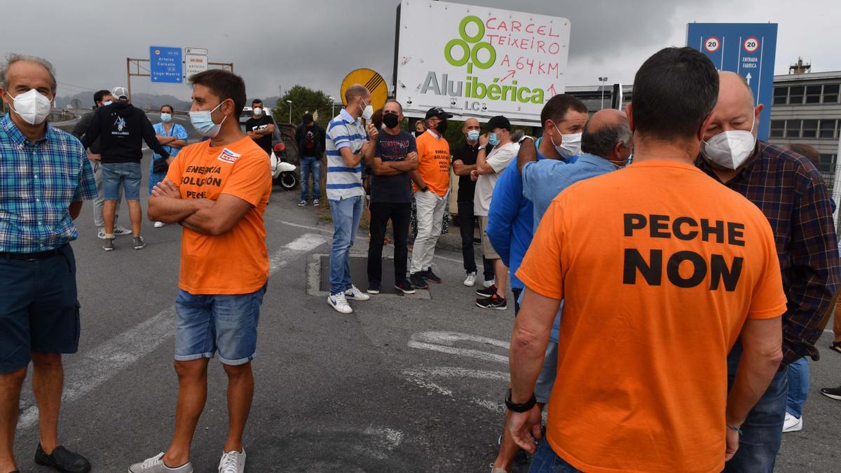 Concentración de trabajadores de Alu Ibérica a las puertas de la factoría coruñesa.