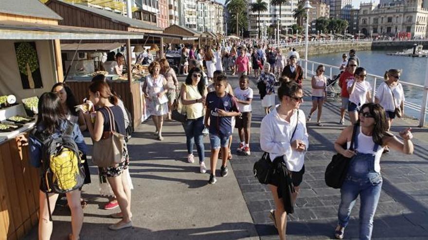 El "Mercadín de la sidra" se llena de visitantes