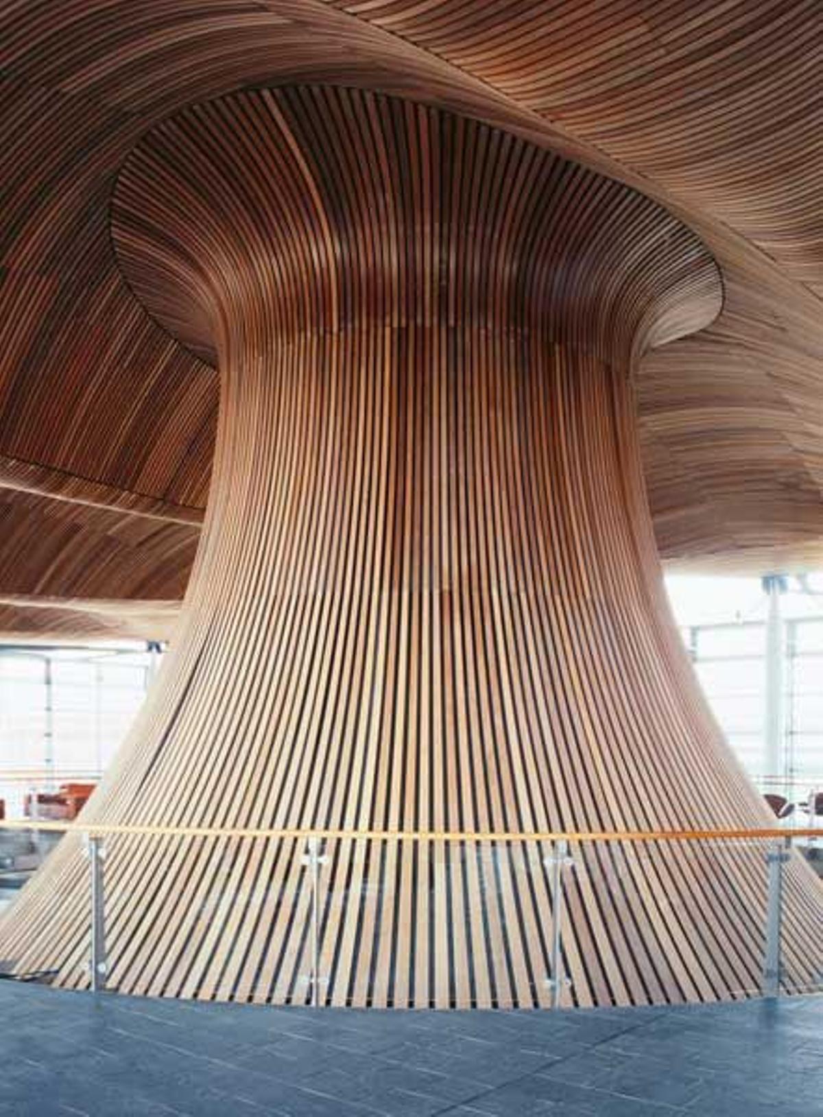 Panel de madera ondulada en la Asamblea Nacional de Gales.