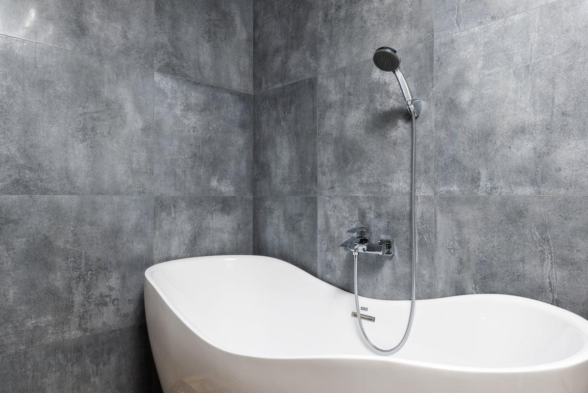 La bañera es una pieza de baño suntuosa que debe estar reluciente para lucir en la estancia