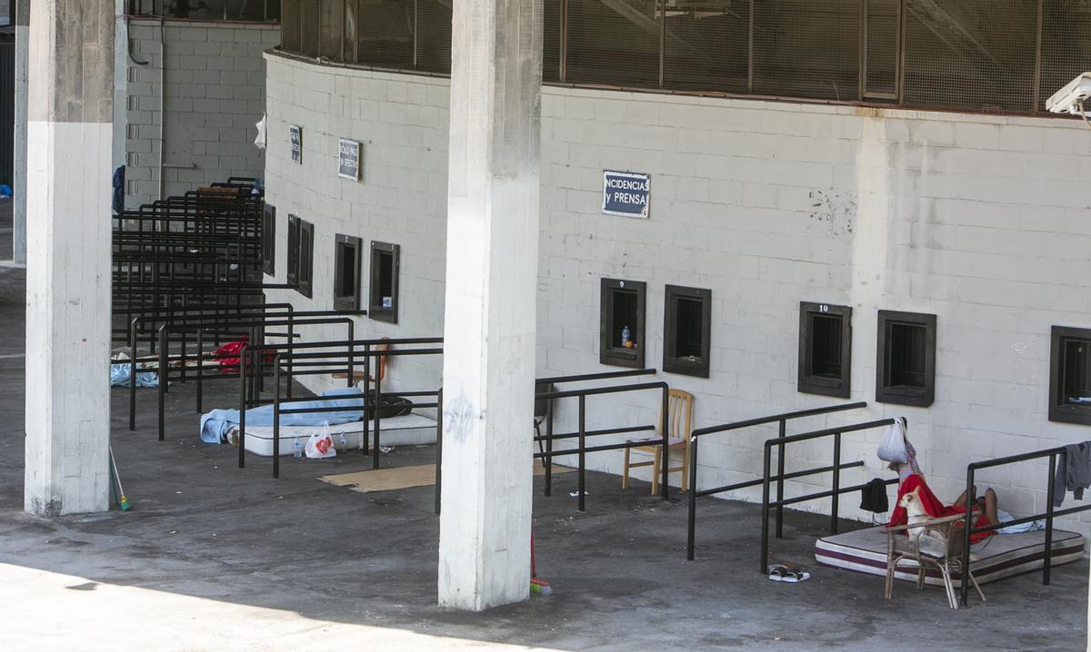 Personas sin hogar duermen habitualmente en el entorno del estadio
