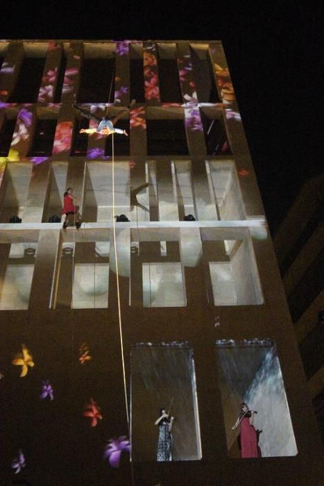 Danza vertical sobre la fachada del Moneo