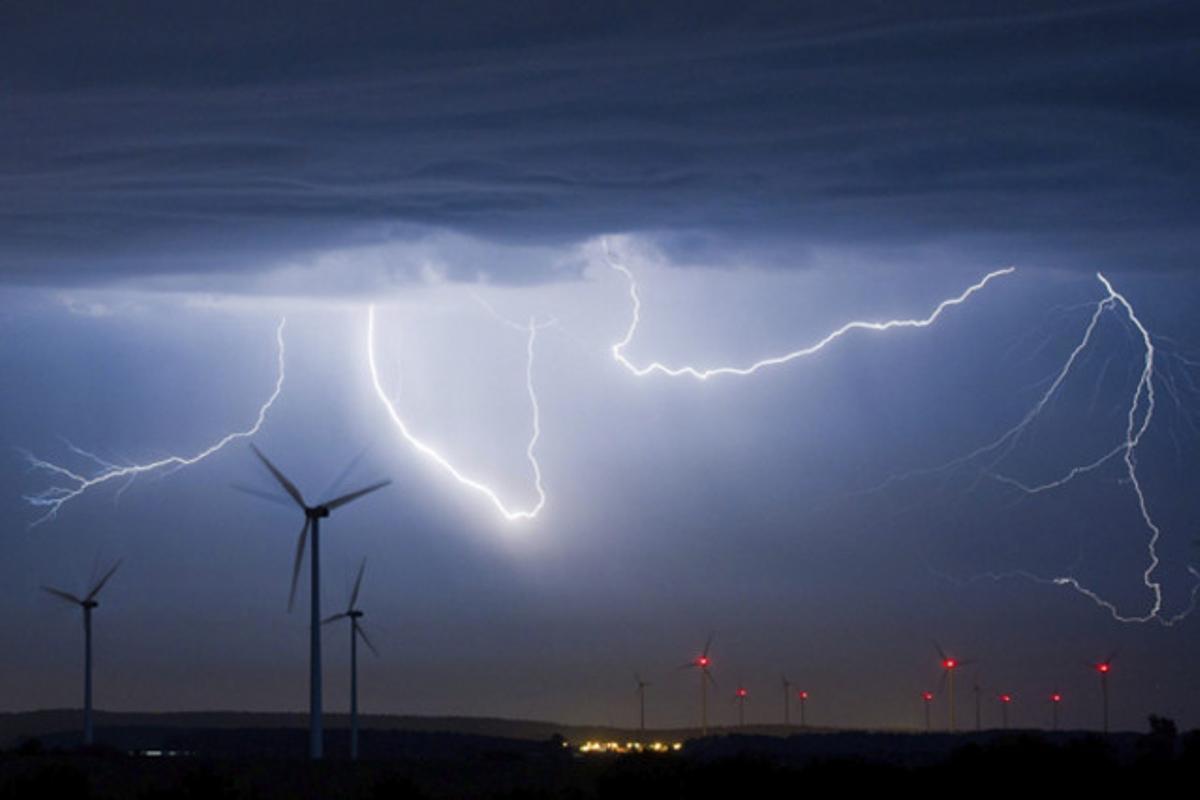 Els llamps il·luminen la nit sobre un parc eòlic a Jacobsdorf (Alemanya).
