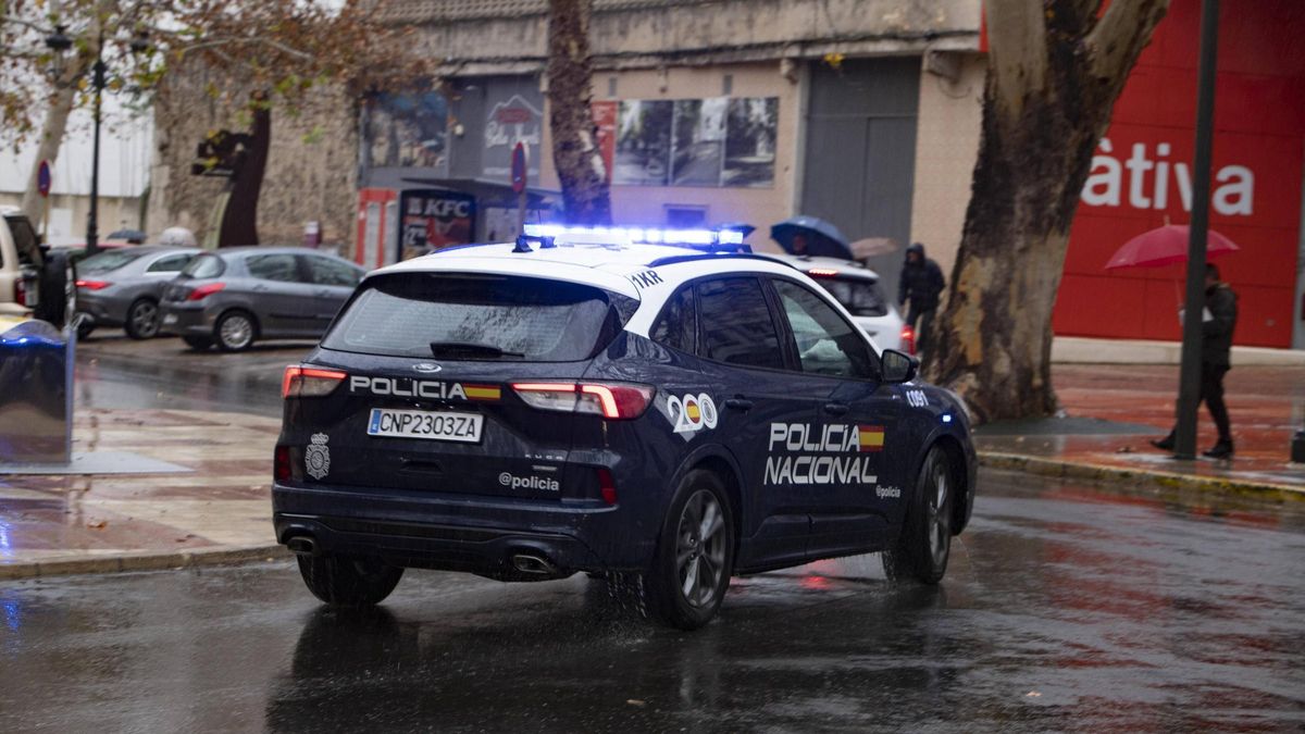 Un vvehículo de la Policía Nacional en Xàtiva.