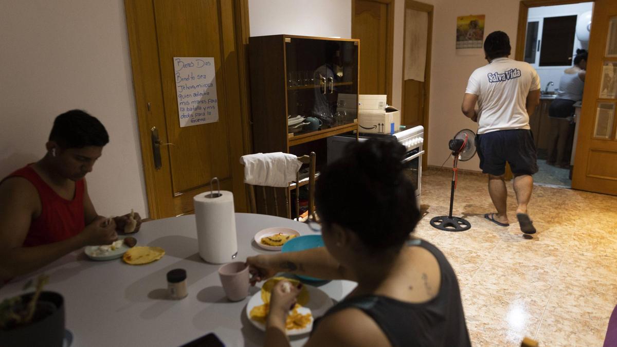 Cada vez más familias se ven obligadas a compartir piso en València