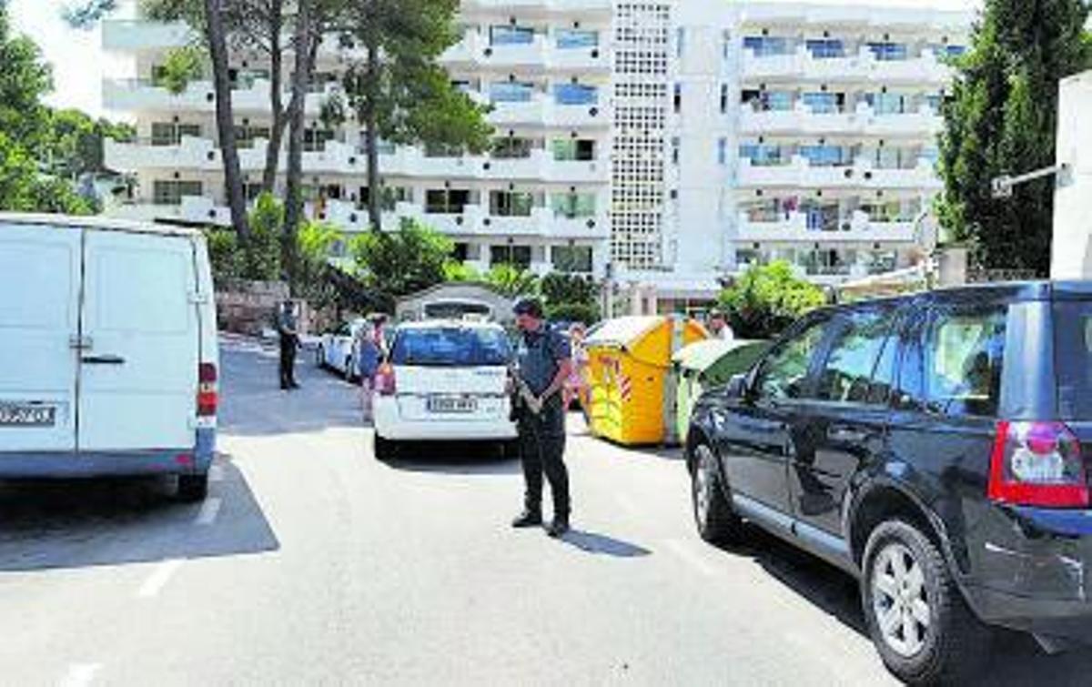 La Guardia Civil escolta a la familia de la víctima. | L.MARINA