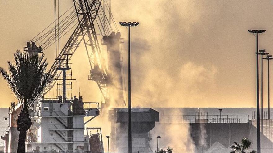 El Puerto de Alicante expedienta a una estibadora por provocar una nube de polvo en el movimiento de graneles