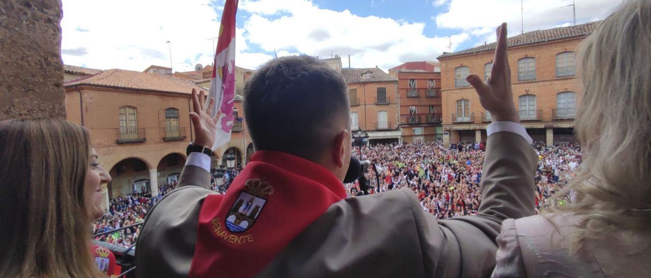 Luciano Huerga, alcalde de Benavente, arengando a más de 3.000 personas en la plaza Mayor durante el acto de petición del Toro Enmaromado.