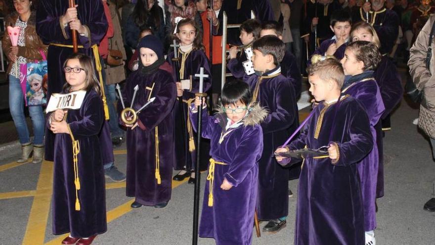 Niños y niñas -éstas se estrenaron el año pasado-, en la procesión del Cristo del Perdón de Luarca.