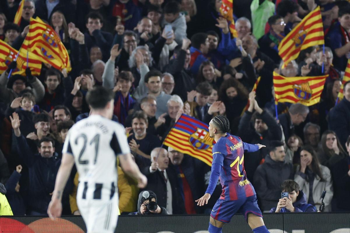 Raphinha celebra uno de los goles contra el Newcastle