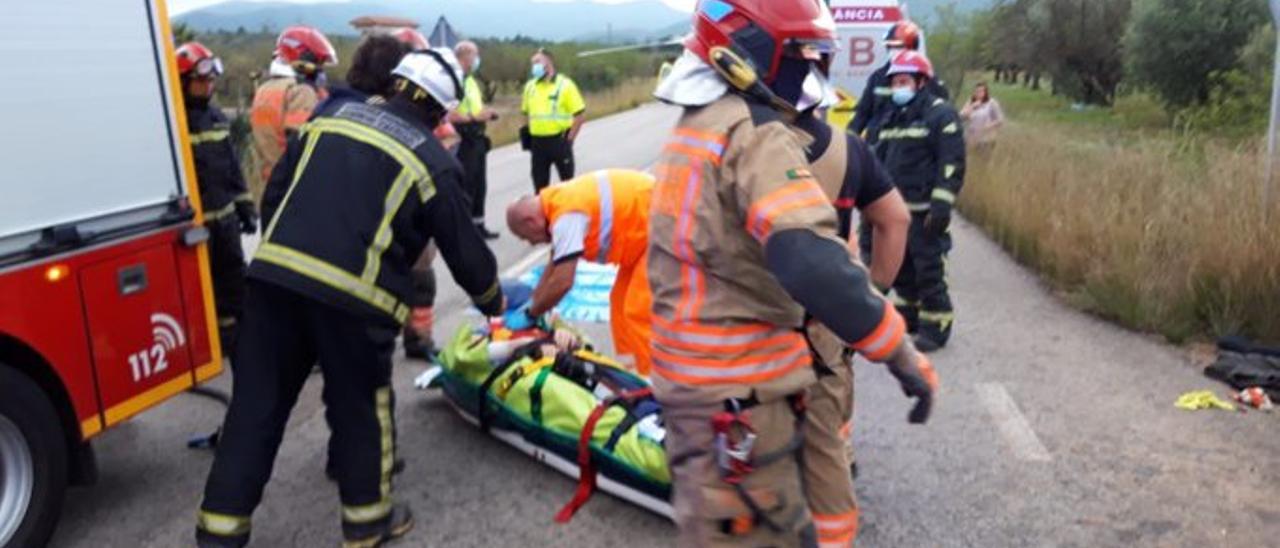 Bomberos y servicios sanitarios se han coordinado para atender a los dos heridos, uno de ellos trasladado en helicóptero al hospital.
