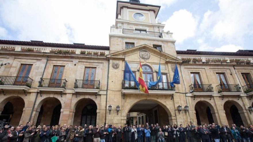 Concentración de los trabajadores del Ayuntamiento y los concejales de los grupos políticos ante la Casa Consistorial.