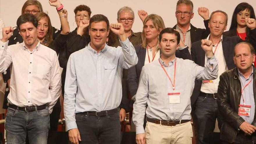 Arangüena, Sánchez, Caballero y Leiceaga, en primera fila, cantan &#039;La Internacional&#039;.