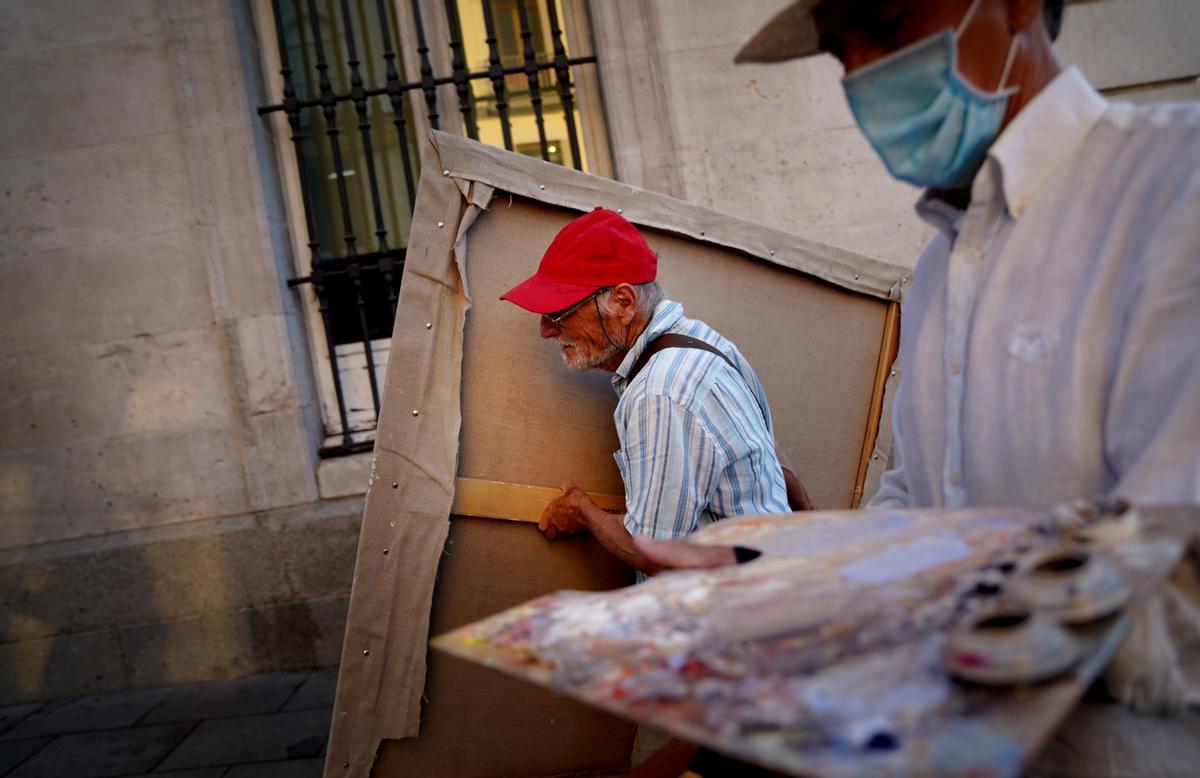 El pintor Antonio López crea una de sus obras en la Puerta del Sol.