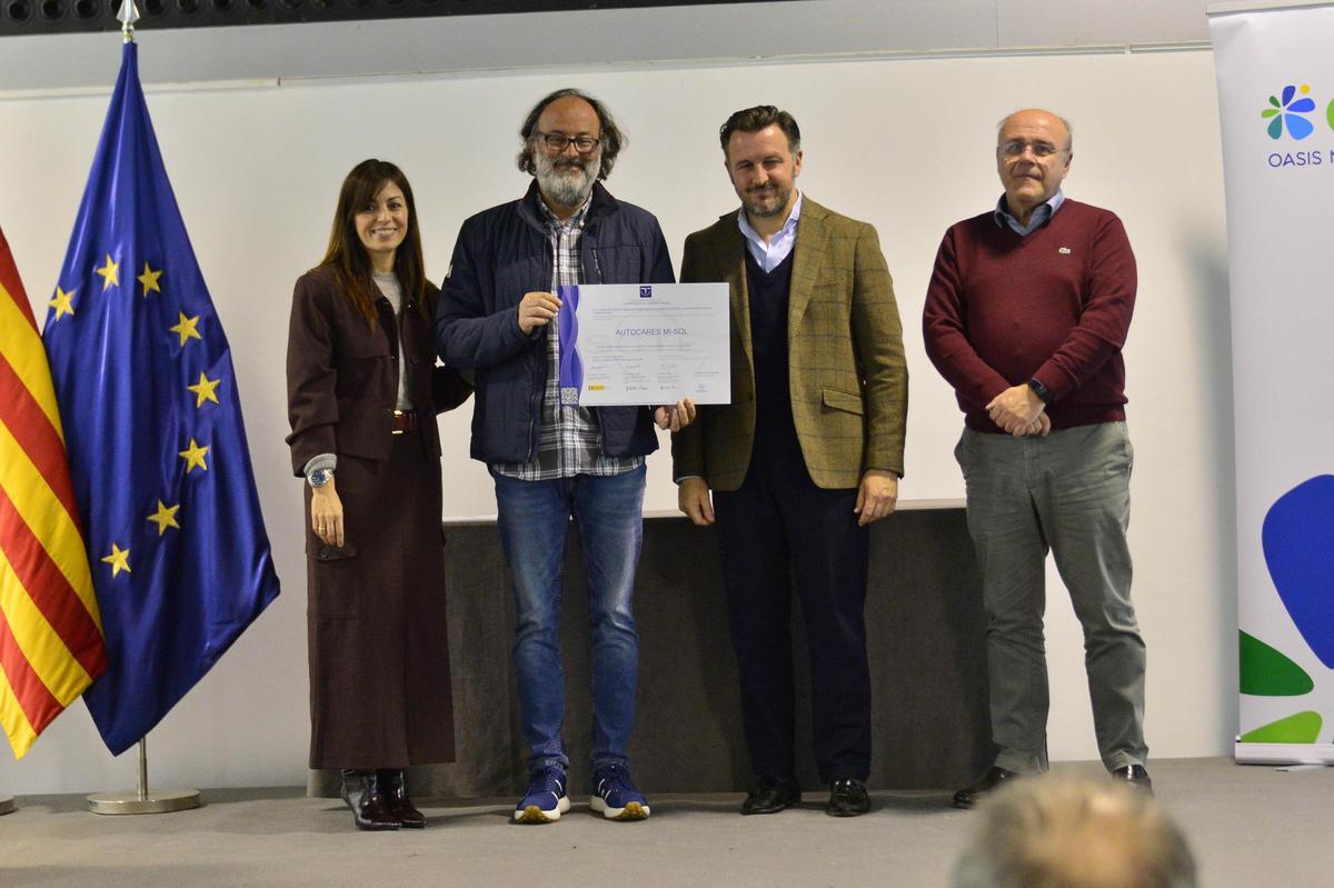Juan Antonio Miralles, responsable de Autocares MI-SOL, recoge el reconocimiento a la calidad turística