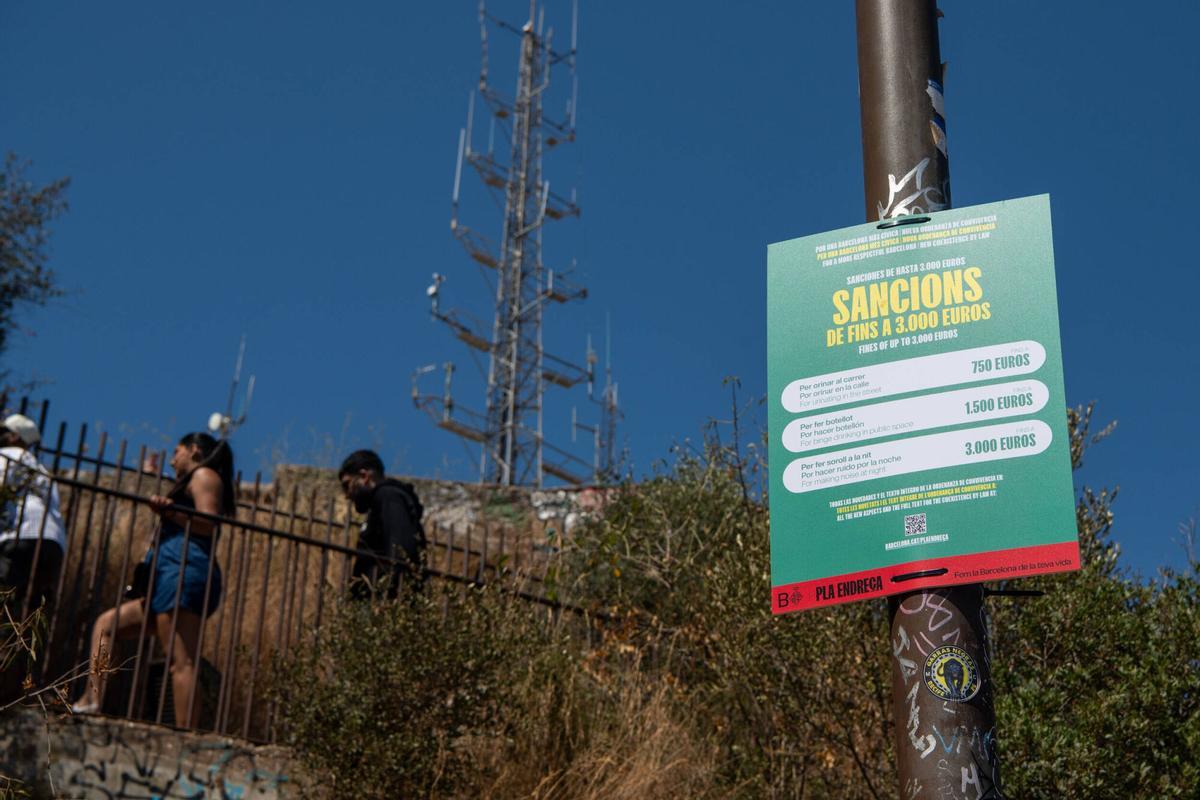 Cartel del ayuntamiento que anuncia sanciones por orinar en la calle, hacer botellón y hacer ruido, de camino a los Búnkers del Carmel. Barcelona, 5 de agosto de 2026. Foto: Belén González/ EP