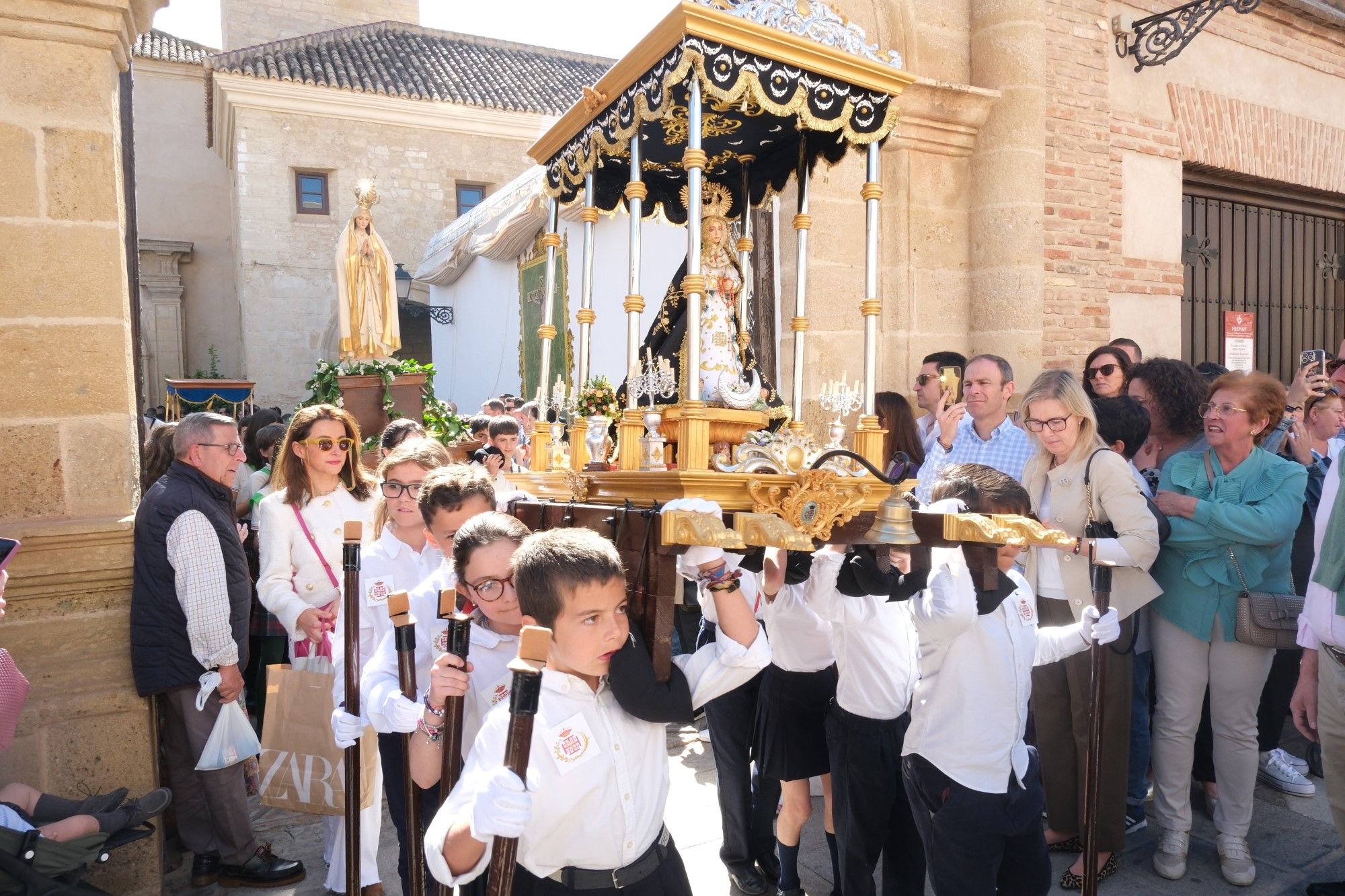 Concentración de tronos chicos en Antequera