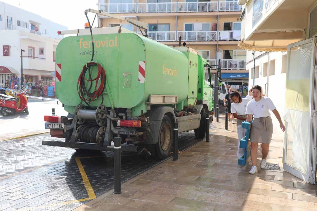 La lluvia torrencial en Formentera provoca más de 15 salidas de los bomberos por inundaciones