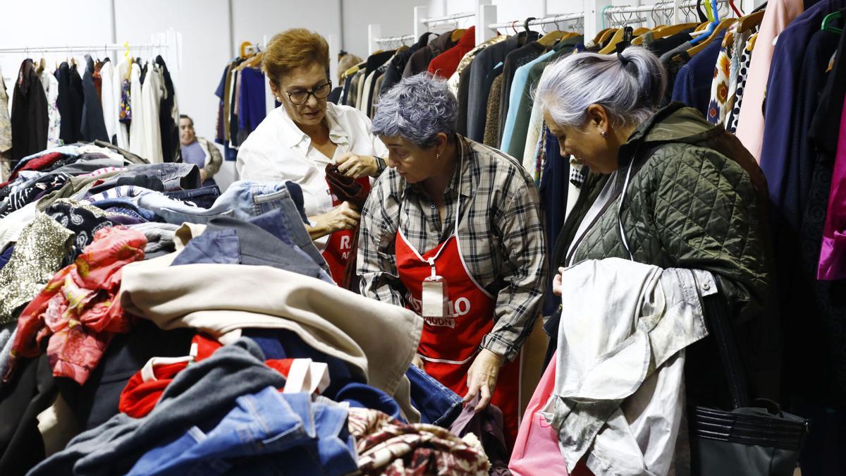 Varias mujeres ojean la ropa en unos de los puestos del Rastrillo Ozanam del año pasado.