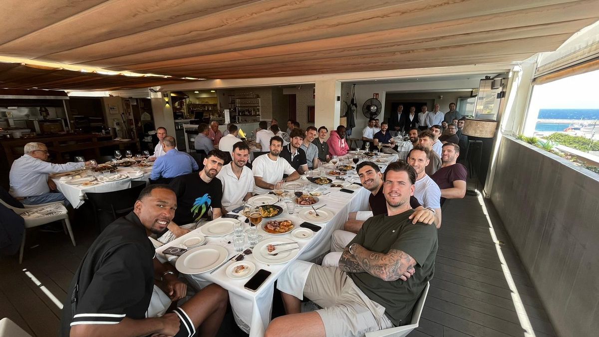 La plantilla de La Laguna Tenerife, en el almuerzo de final de temporada, en el hotel Adonis.