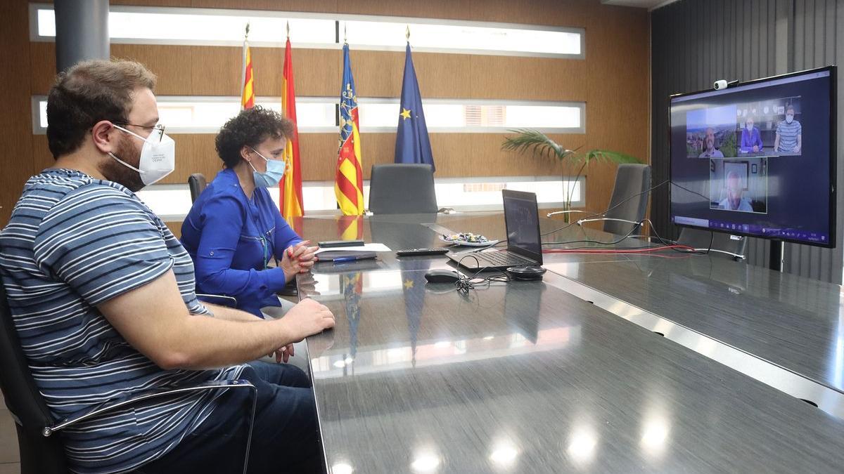 La alcaldesa de Onda, Carmina Ballester, y el presidente del Clúster Smart City, Mariano Barroso, firman el contrato en una reunión.