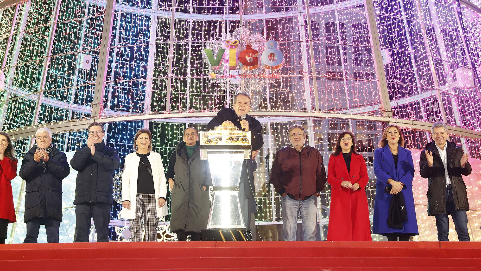 El alcalde Abel Caballero fue el encargado de encender las luces de Navidad de Vigo en un acto multitudinario en noviembre de 2022