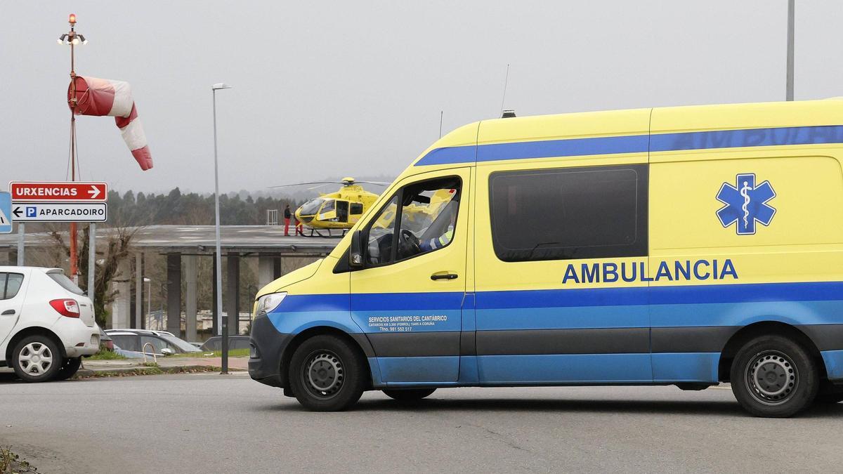 Una ambulancia en CHUS de Santiago