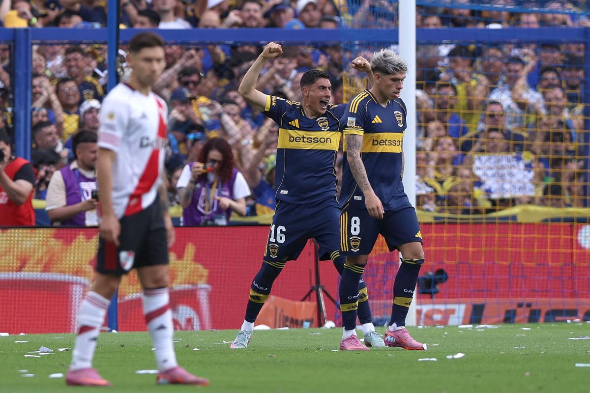 Miguel Merentiel de Boca celebra un gol en el Boca Juniors - River Plate en el estadio de La Bombonera en Buenos Aires