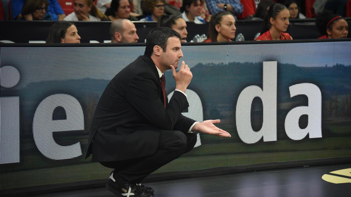 Carlos Cantero observa en tensión el partido entre el Casademont Zaragoza y el Araski.