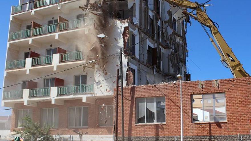 Derriban el hotel de Orpesa abandonado hace 10 años