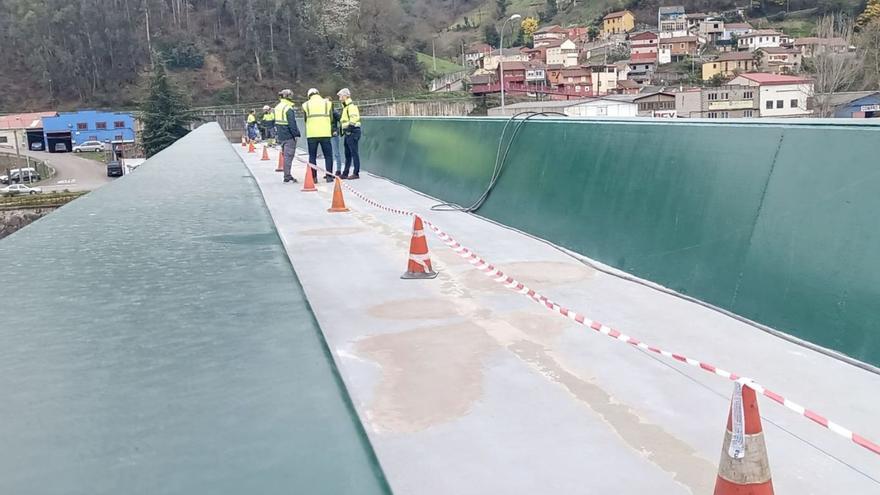 Una pasarela de Mieres reparada con 1,2 millones vuelve a estar en obras un mes después de su reapertura