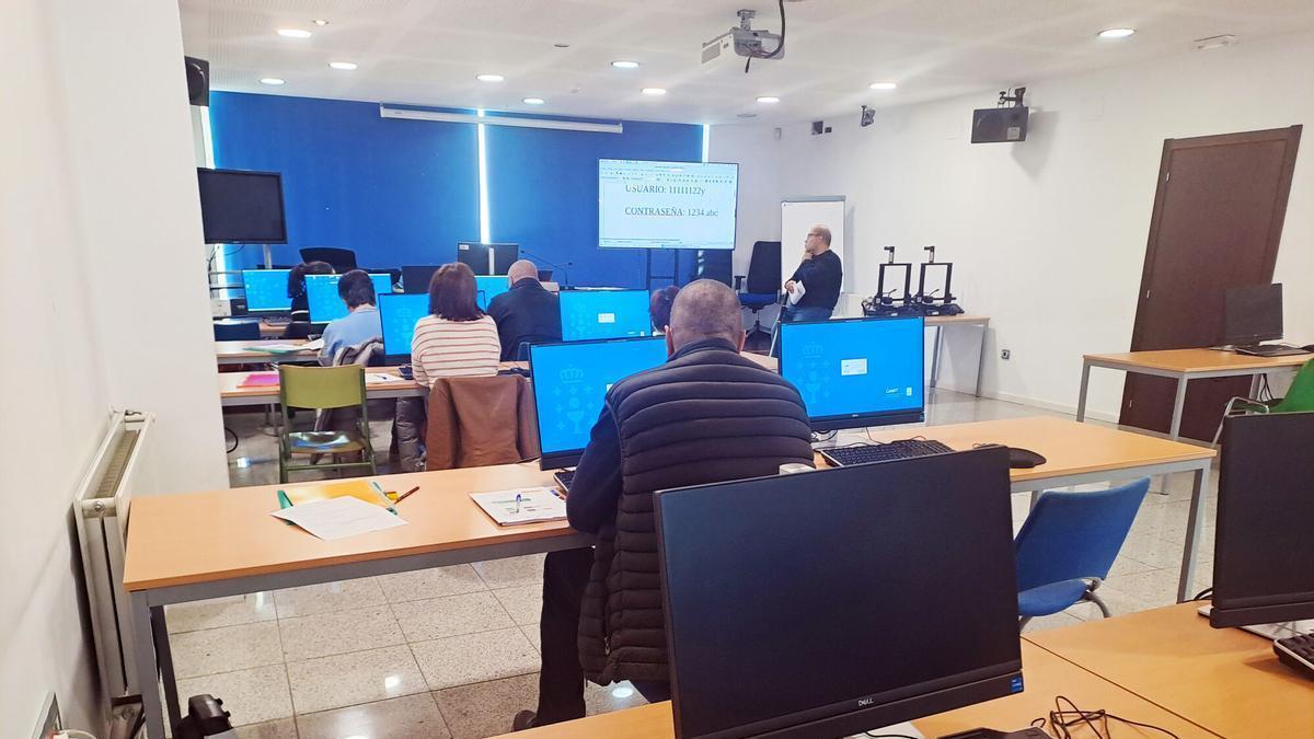 Curso de alfabetización digital para personas con discapacidad en un aula CeMIt.