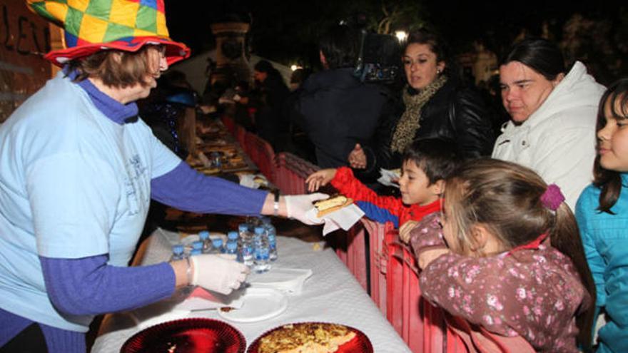 Las raciones se repartieron en Vara de Rey durante casi dos horas.